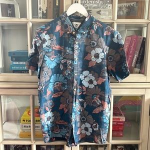 Vissla short sleeve button down shirt Large